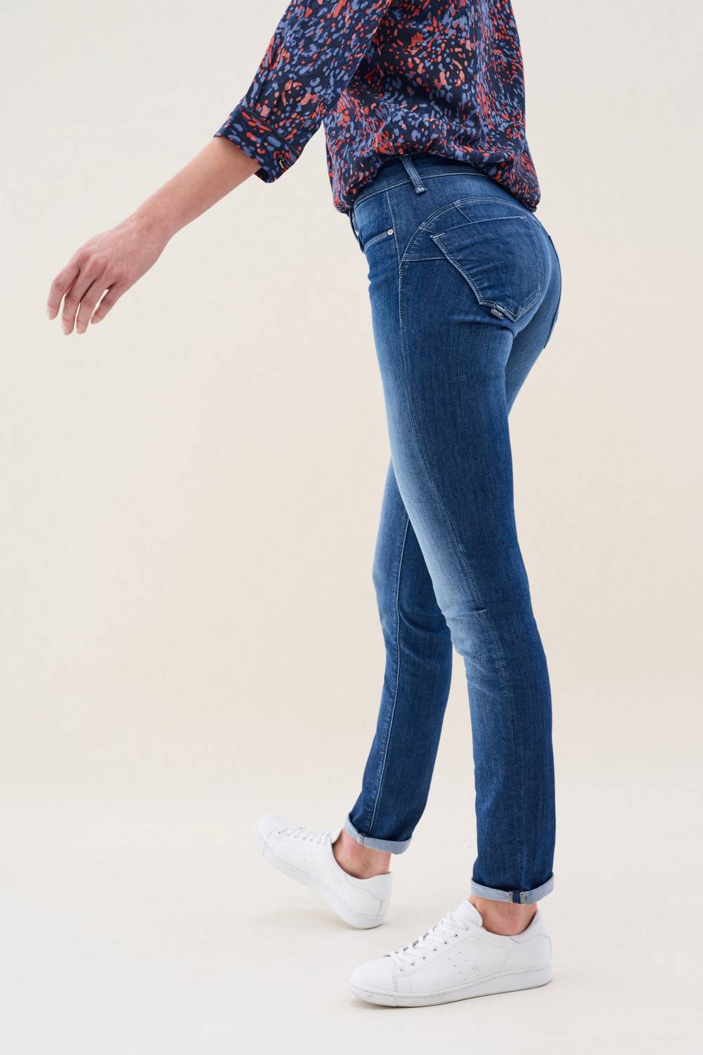 Wonder push up mid-rise jeans in medium 