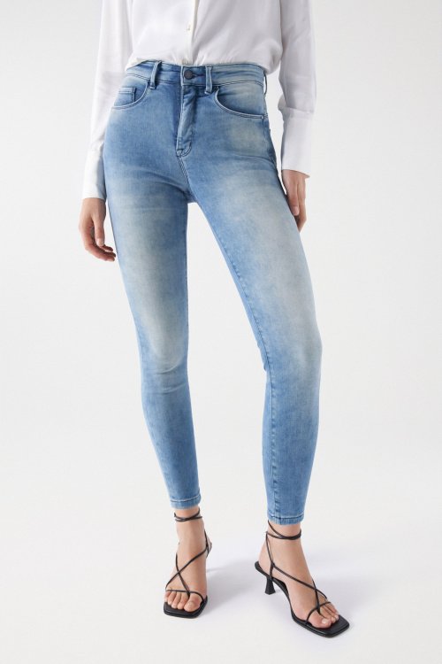 Secret glamour push in cropped jeans in rinsed denim