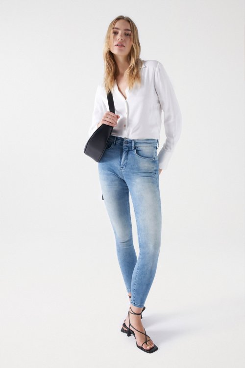 FAITH PUSH IN CROPPED JEANS IN RINSED DENIM