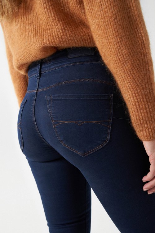 Secret push in skinny jeans