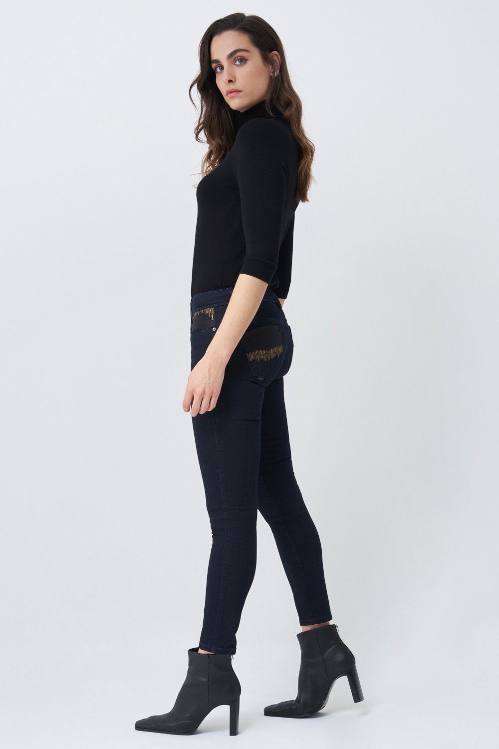 Push up Wonder cropped jeans with sparkles and organza - Salsa