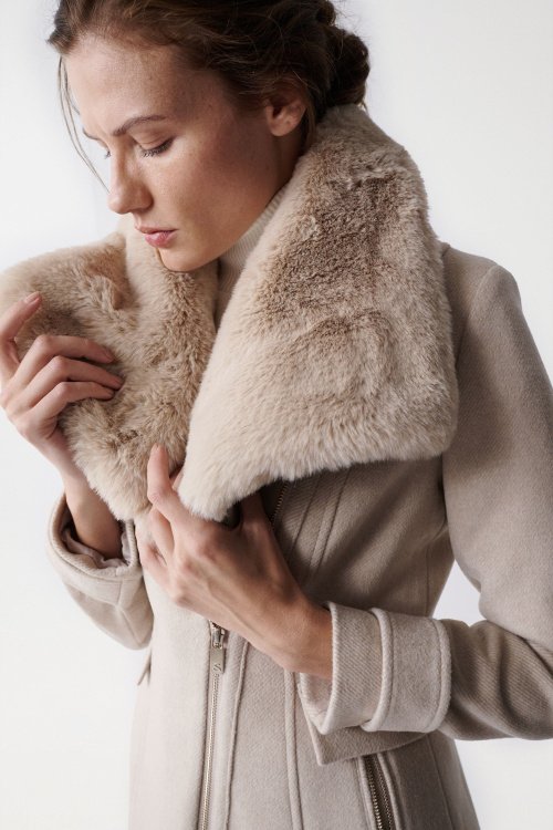 Woollen coat with fur collar