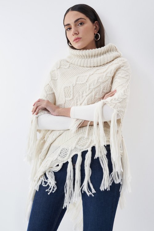 Poncho tricotado com franjas de gola alta