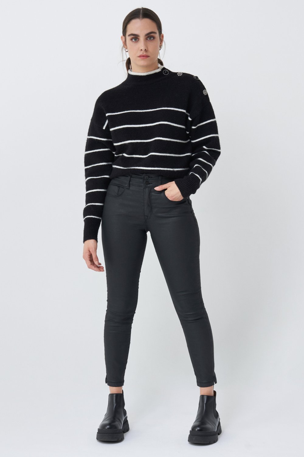 Thick knitted jumper with button - Salsa