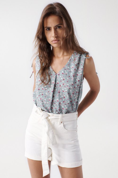 Print top with ruched effect on the shoulders