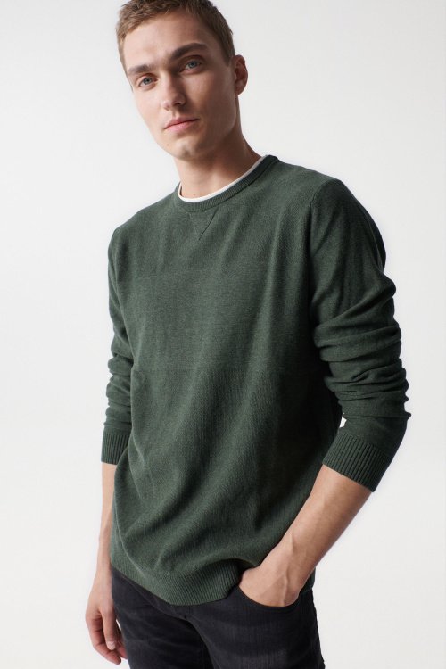 Jumper with contrasting collar