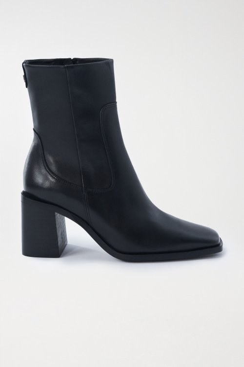 SQUARE-TOED ANKLE BOOTS