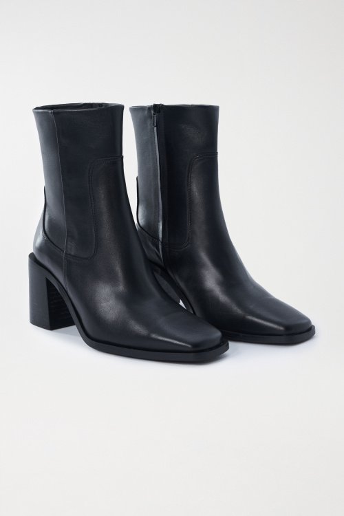 SQUARE-TOED ANKLE BOOTS