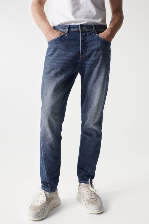 Tapered-Jeans mit verdrehten Ziernähten