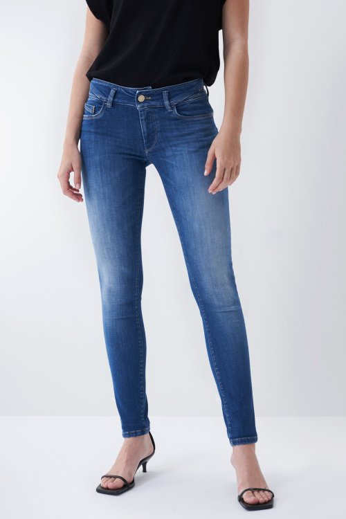 Skinny Push Up Wonder jeans with detail on the waistband
