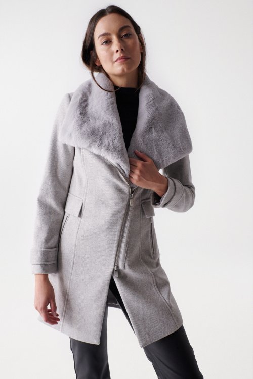 Woollen coat with fur collar