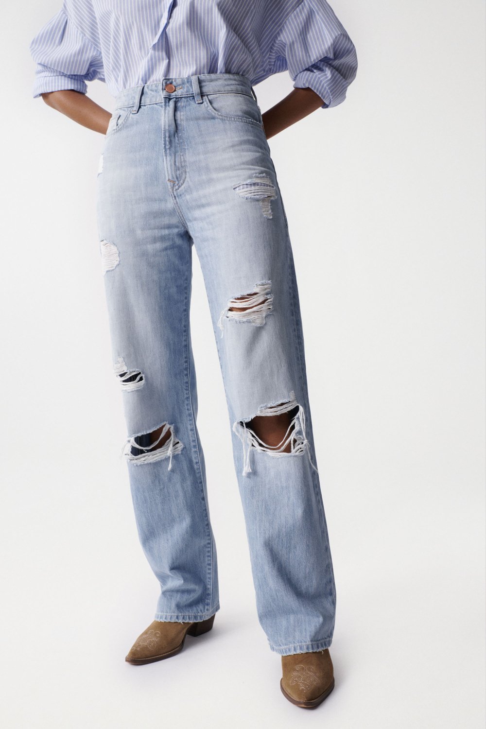High rise straight jeans, light colour, with rips - Salsa
