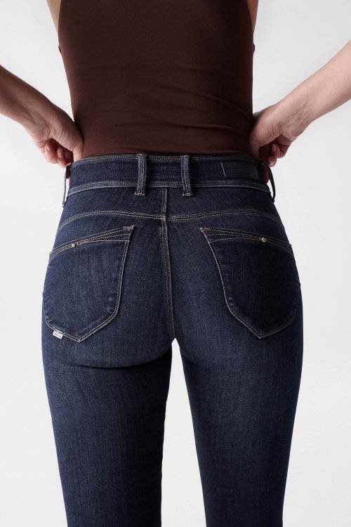 Push In Secret-Jeans mit Knopf an der Tasche