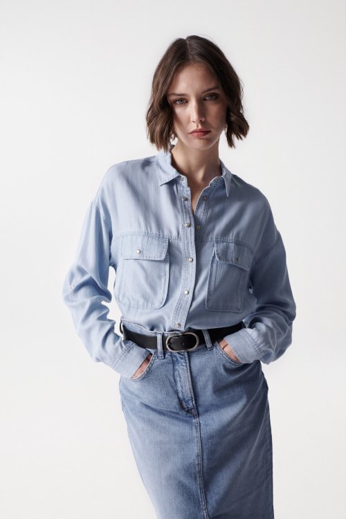 Loose fit buttoned shirt
