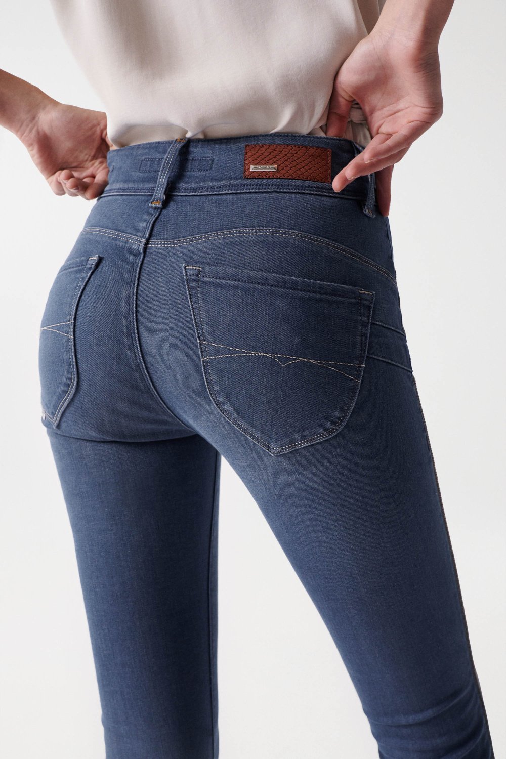 SECRET PUSH IN JEANS WITH STITCHING DETAIL ON THE LEG - Salsa