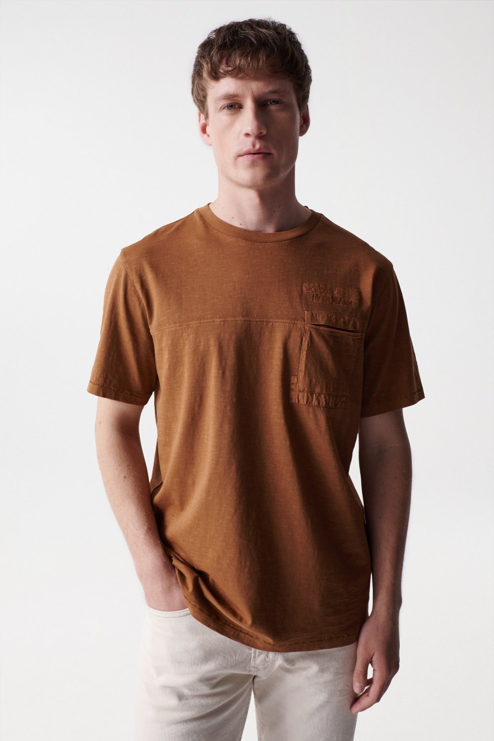 Camiseta marrón con branding y bolsillo - Salsa