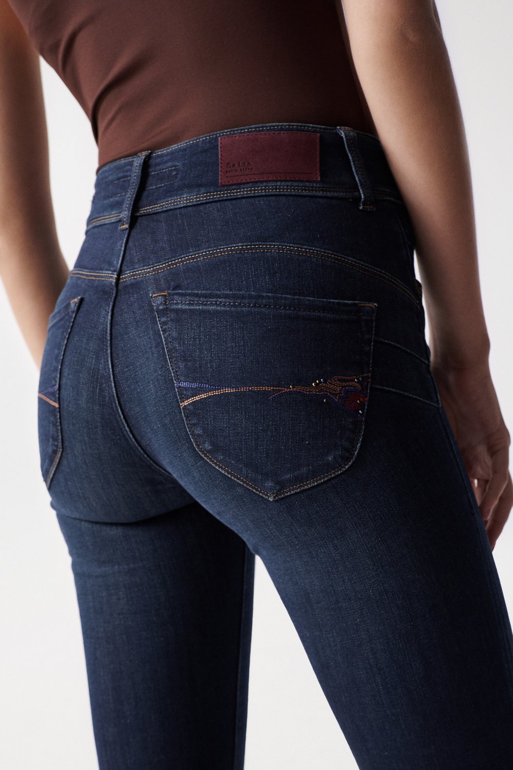 SECRET PUSH IN JEANS WITH EMBROIDERY ON THE POCKET - Salsa