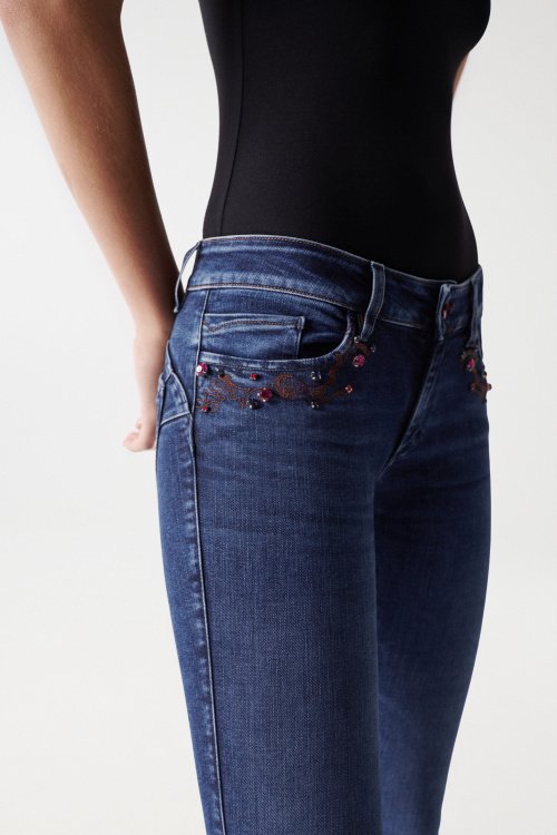 PUSH UP WONDER JEANS WITH EMBROIDERY AND APPLIQUÉS ON POCKET