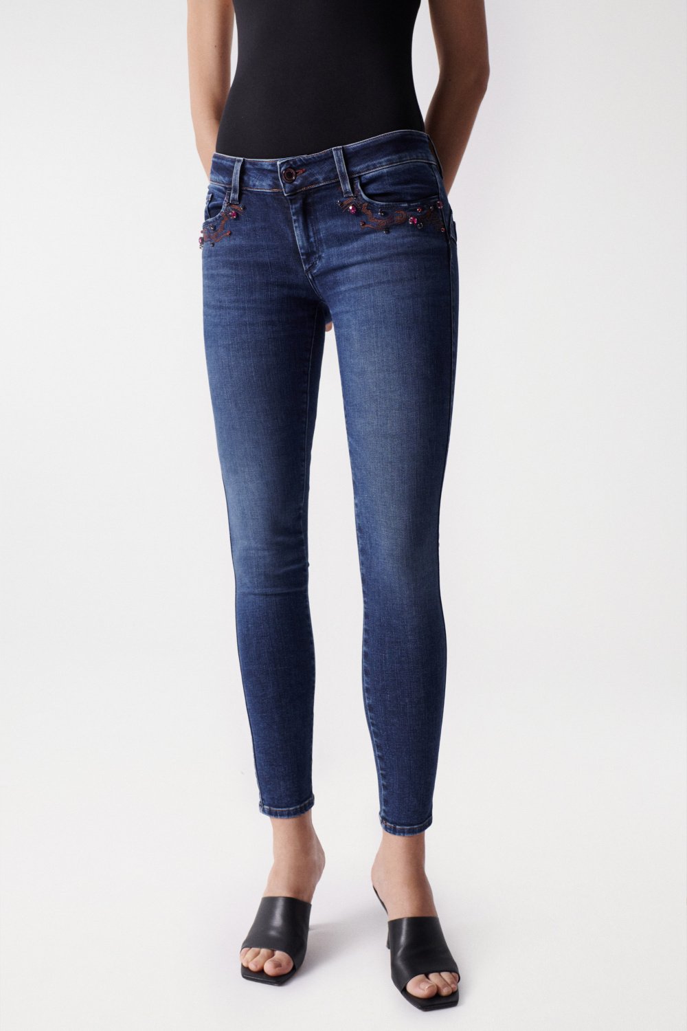 WONDER PUSH UP JEANS WITH EMBROIDERY AND APPLIQUÉS ON POCKET - Salsa