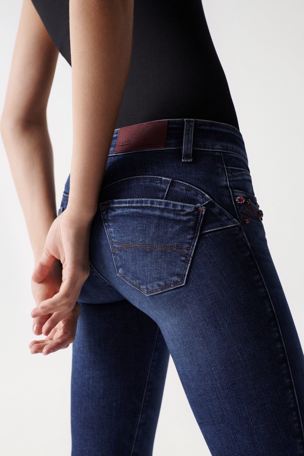 WONDER PUSH UP JEANS WITH EMBROIDERY AND APPLIQUÉS ON POCKET - Salsa