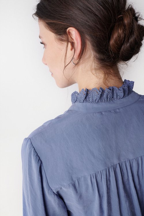 Flowing blouse with collar detail