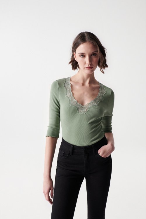 RIBBED KNIT TOP WITH LACE