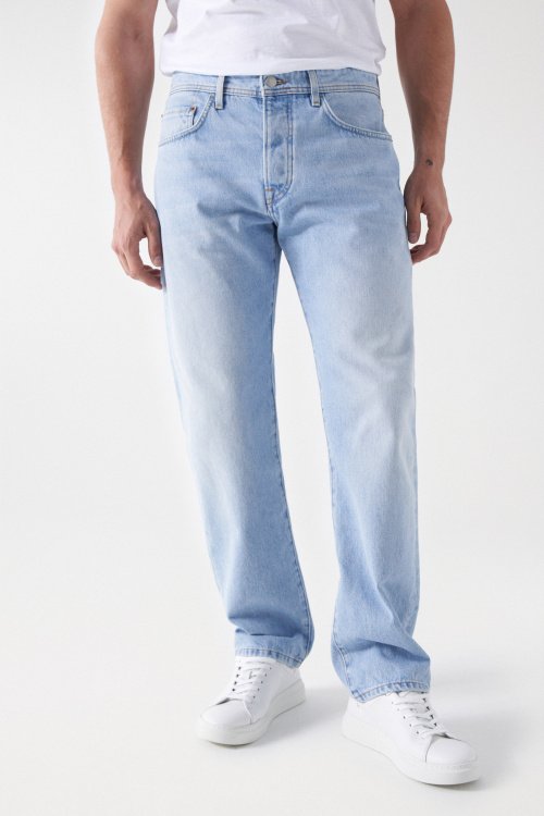 STRAIGHT FIT LIGHT WASH JEANS