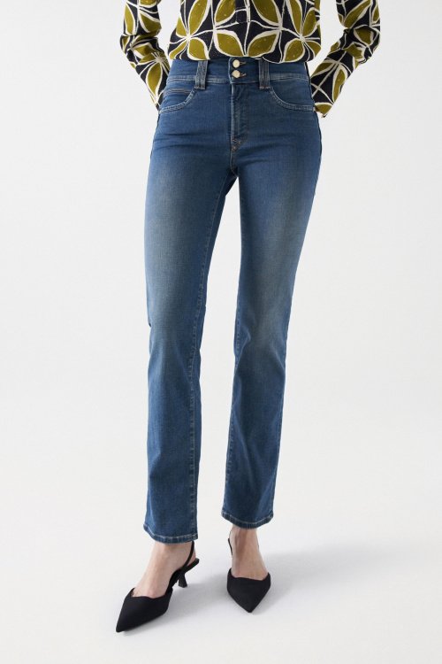 SECRET PUSH IN STRAIGHT JEANS WITH BUTTON DETAIL